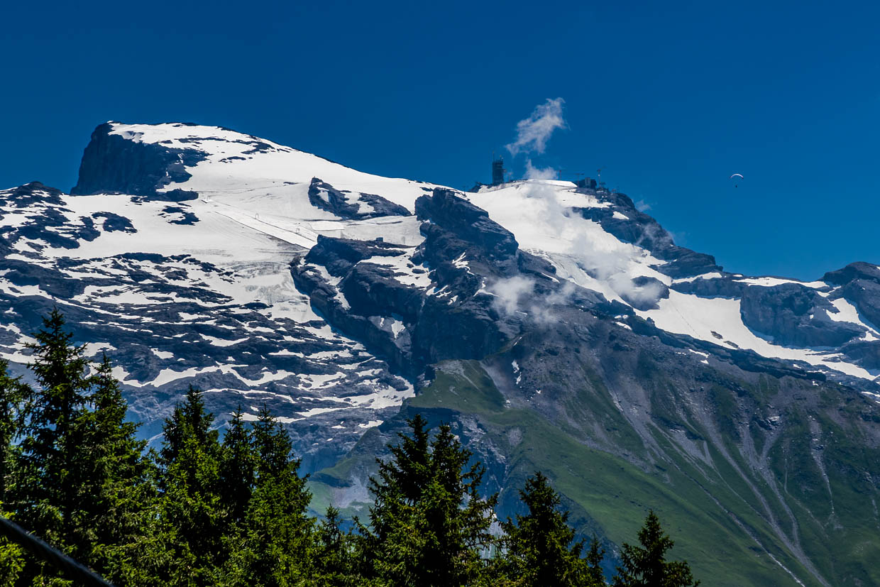 Der Titlis ist das Herz eines großen Skigebiets mit 82 Pistenkilometern. Auf dem Gipfel locken Attraktionen wie der Titlis Cliff Walk – Europas höchstgelegene Hängebrücke – sowie eine Gletschergrotte. 2025 ist der Gipfel jedoch eine riesige Baustelle. Das Bauprojekt Titlis 3020 umfasst den Neubau der Bergstation auf 3.020 Meter Höhe sowie einer neuen Pendelbahn. Der Titlis-Tower soll im Mai 2026 eröffnet werden / © Foto: Georg Berg