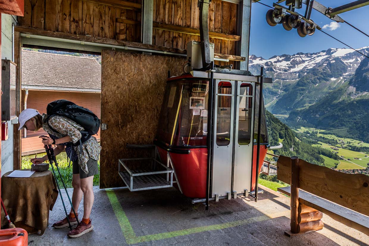 Bauernbahn nennt man im Engelbergertal eine kleine Liftanlage, die abgelegene Bauernhöfe mit dem Tal verbinden, im Schweizer Dialekt  „Buiräbähnli“ genannt. Wanderer können die Bahn mit einem gültigen Liftticket benutzen / © Foto: Georg Berg