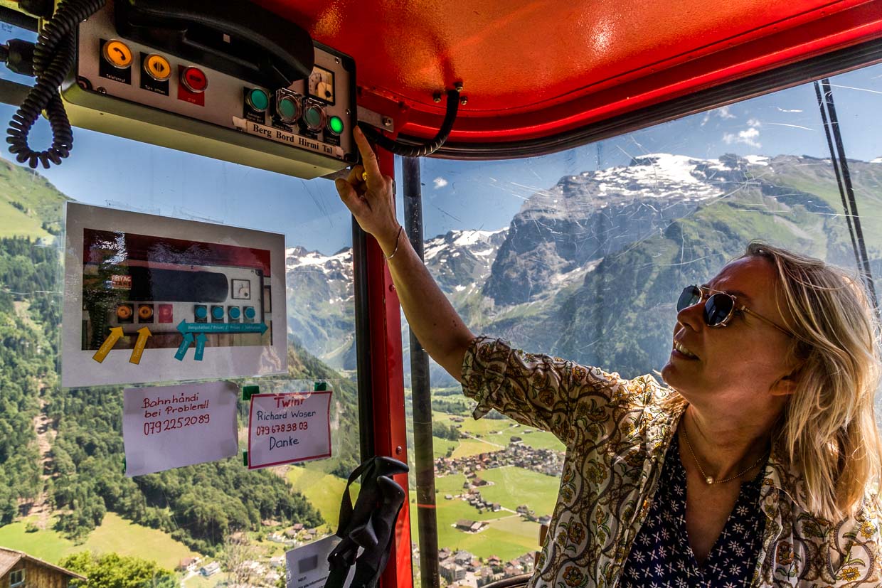 Unterwegs mti einer Bauernbahn im Engelbergertal. Wanderer tragen ihre Liftnummer in ein Fahrtenbuch ein, rufen die Talstation ein, damit die Seilbahn aktiviiert wird und müssen nach Einstieg selber den Knopf zum Türen schließen drücken / © Foto: Georg Berg