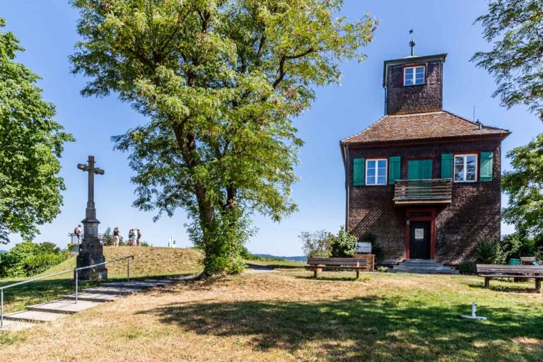Das Hochwarthaus wurde 1839 von Geheimrat Eugen von Seyfried als malerisches Teehäuschen errichtet und thront auf dem höchsten Punkt der Insel, etwa 40 Meter über dem Bodenseespiegel, mit Panoramablick über Untersee, Gemüsefelder und den Rhein. Heute dient es als Keramikatelier und auch wieder als Teestube / © Foto: Georg Berg