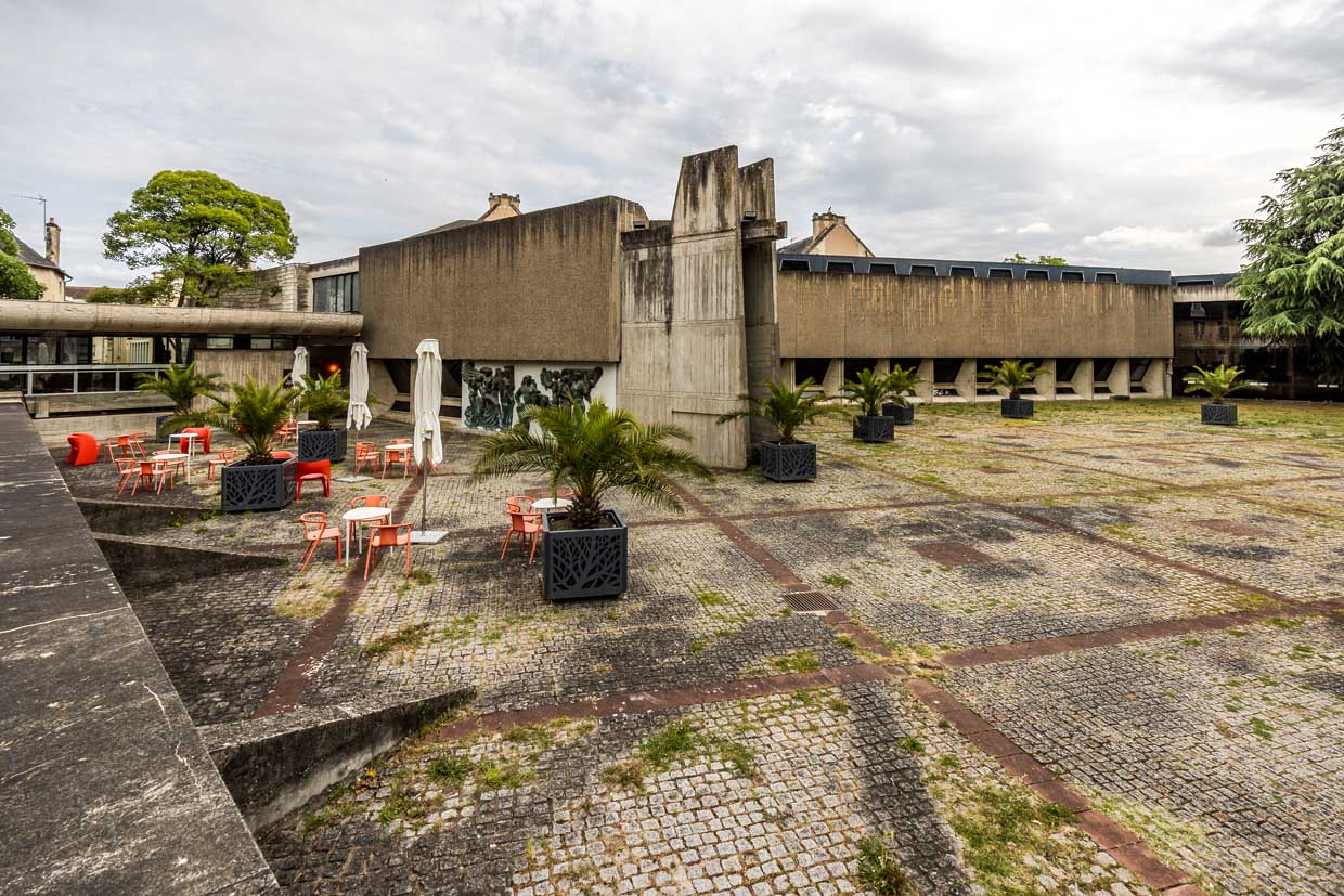 Das Musée Saint-Croix erhielt 1974 eine Auszeichnung für seine Brutalismus-Architektur, die durch den Einsatz von Sichtbeton, klaren Linien und einfachen geometrischen Formen geprägt ist / © Foto: Georg Berg