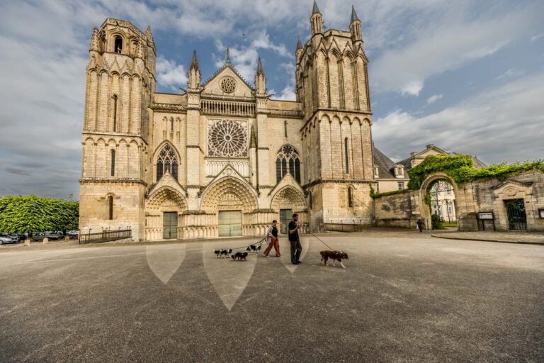 Kathedrale Saint-Pierre in Poitiers: Der Bau begann im Jahr 1166 auf Initiative von Eleonore von Aquitanien und Heinrich II. Plantagenêt, damals Königin und König von England sowie Herzöge der Normandie und Aquitanien. Sie waren bedeutende Förderer der Kunst und Kultur jener Zeit und stifteten unter anderem das berühmte Glasfenster mit der Kreuzigungsszene in der Apsis / © Foto: Georg Berg