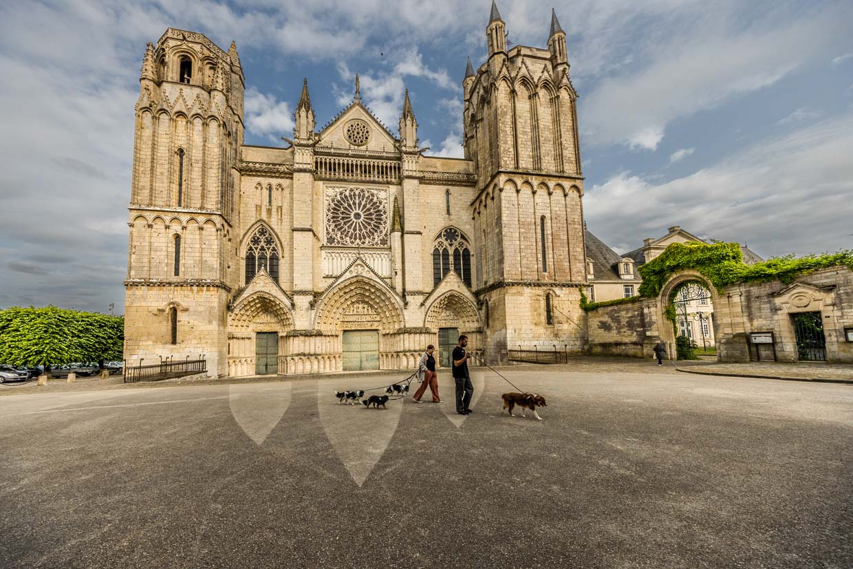 Kathedrale Saint-Pierre in Poitiers: Der Bau begann im Jahr 1166 auf Initiative von Eleonore von Aquitanien und Heinrich II. Plantagenêt, damals Königin und König von England sowie Herzöge der Normandie und Aquitanien. Sie waren bedeutende Förderer der Kunst und Kultur jener Zeit und stifteten unter anderem das berühmte Glasfenster mit der Kreuzigungsszene in der Apsis / © Foto: Georg Berg