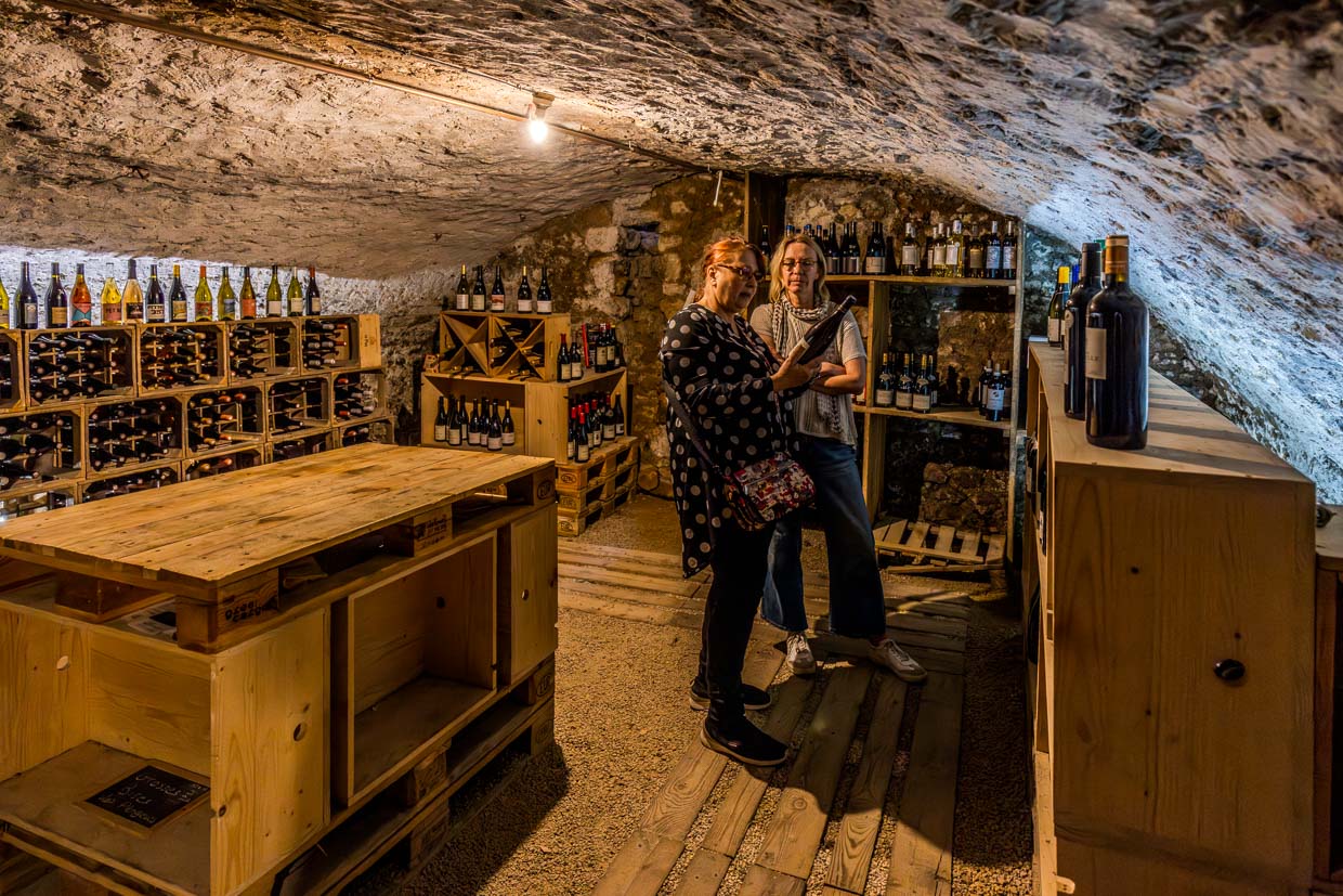 Weinkeller zur Selbstbedienung im Auberge-Restaurant Chez Cul de Paille in Poitiers. Die Gäste gehen in den Kellerraum und suchen sich die Flasche Wein zum Essen aus. Preise stehen an den Weinkisten. Die Flasche nehmen die Gäste selber mit zum Tisch, wo die Flasche vom Personal geöffnet wird / © Foto: Georg Berg