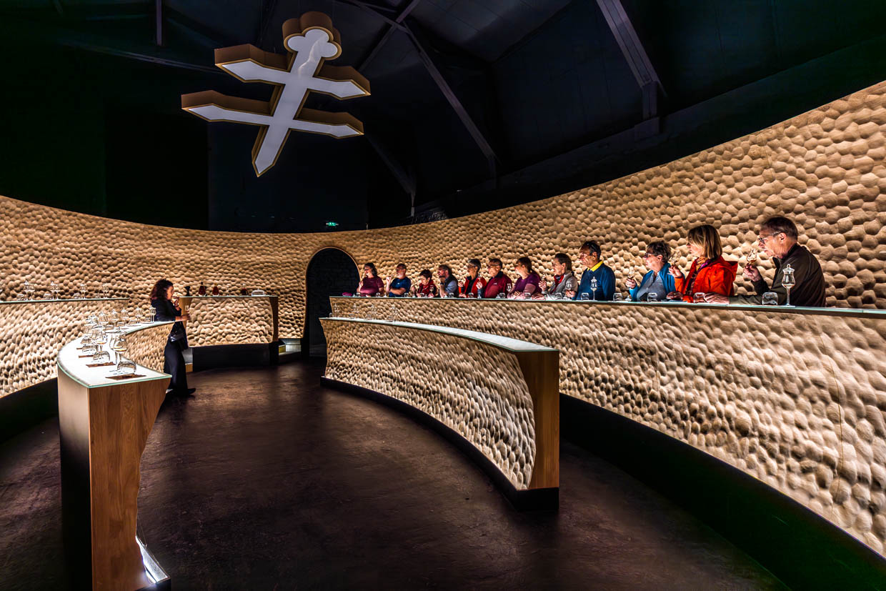 Group tour of Cognac Castle followed by a tasting of Baron Otard brand cognac / © Photo: Georg Berg