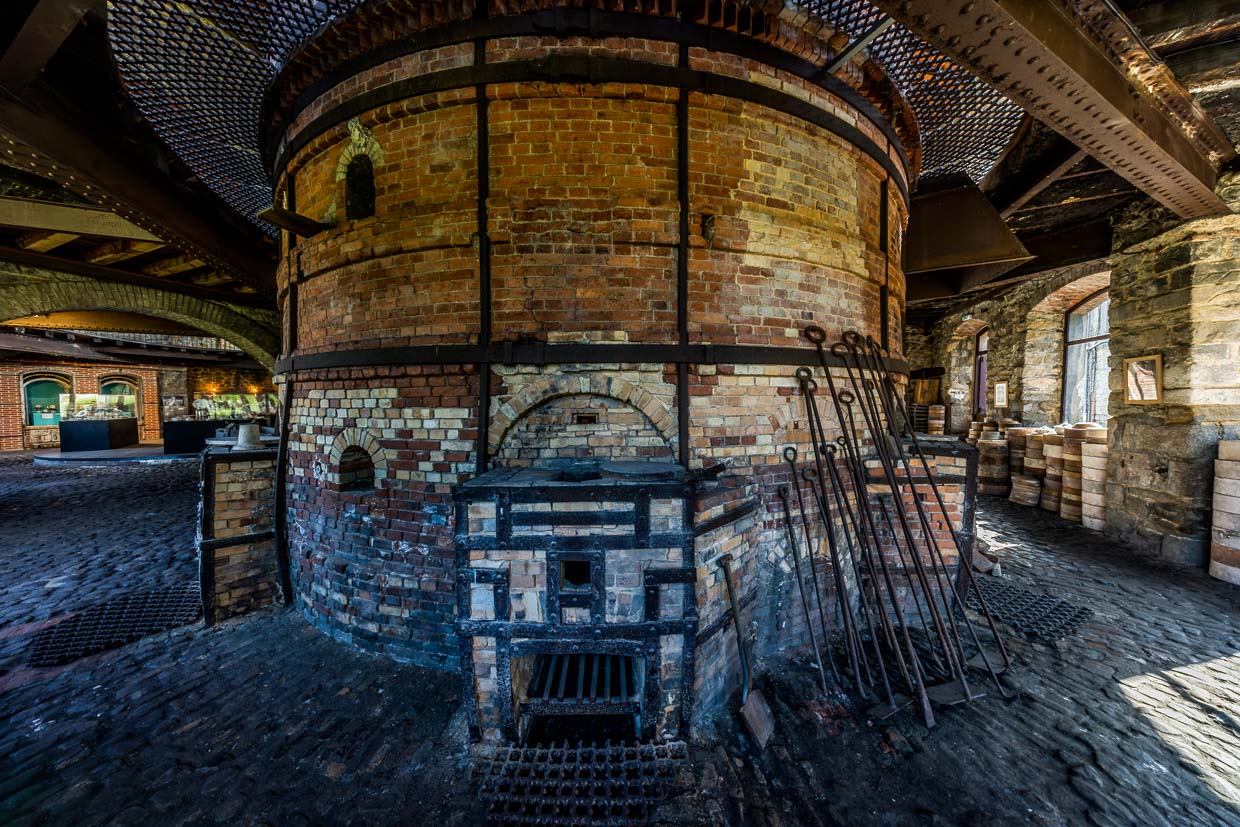 Der Four des Casseaux wurde im Jahr 1902 gebaut und feuerte erstmals 1904 Porzellanstücke. Er diente bis 1957 als zentraler Brennofen für eine der bedeutenden Porzellanfabriken der Region das Porzellanunternehmen Gérard-Dufraisseix-Abbott . Seit 1987 steht der Ofen als historisches und technisches Denkmal unter Schutz / © Foto: Georg Berg