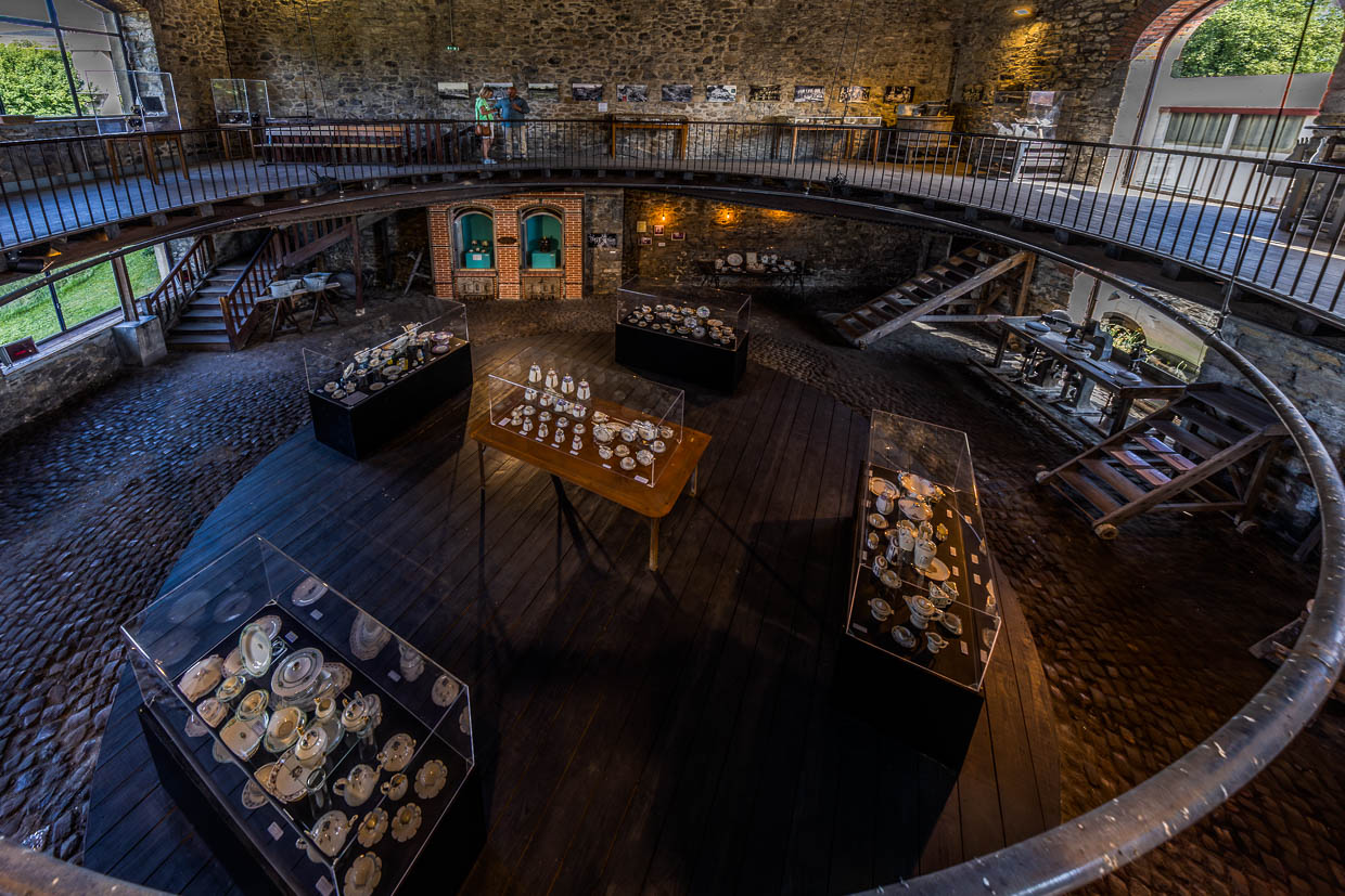 Museum Four des Casseaux in Limoges mit temporärer Ausstellung zu Porzellan im Art Deco-Stil. Das Museum bewahrt und präsentiert den riesigen Brennofen Four des Casseaux, der über ein halbes Jahrhundert eine zentrale Rolle in der Limoger Porzellanproduktion spielte. Der Ofen steht symbolisch für die technische Entwicklung, das Können der Arbeiter und die wirtschaftliche Bedeutung der Porzellanindustrie in Limoges. Gleichzeitig zeigt das Museum die Arbeitsbedingungen und den Alltag der Menschen, die in der Porzellanindustrie tätig waren / © Foto: Georg Berg