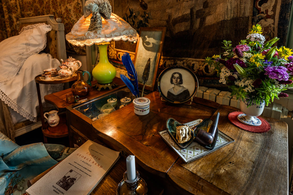 Schreibtisch und Bett im Schloss Boussac, in dem George Sand ab 1841 regelmäßig zu Besuch war. Bei ihrem ersten Aufenthalt  entdeckte sie zufällig die berühmten Wandteppiche, bekannt als „Die Dame mit dem Einhorn“. George Sand widmete ihrer Entdeckung, dem Schloss Boussac und die Region Creuse mit dem Tal der Maler literarische Beachtung in ihrem Roman „Jeanne“ / © Foto: Georg Berg