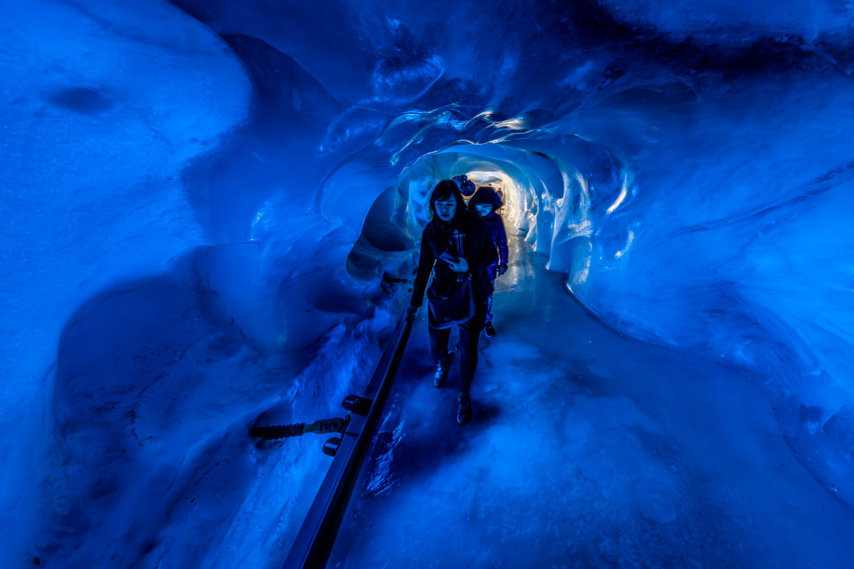 Die Gletschergrotte Titlis besteht aus einem etwa 150 Meter langen, künstlich angelegten Gang, der rund 20 Meter tief unter die Oberfläche des Gletschers führt. Die Wände sind mit Millionen von glitzernden, uralten Eiskristallen bedeckt, deren Alter bis zu 5000 Jahre reicht / © Foto: Georg Berg