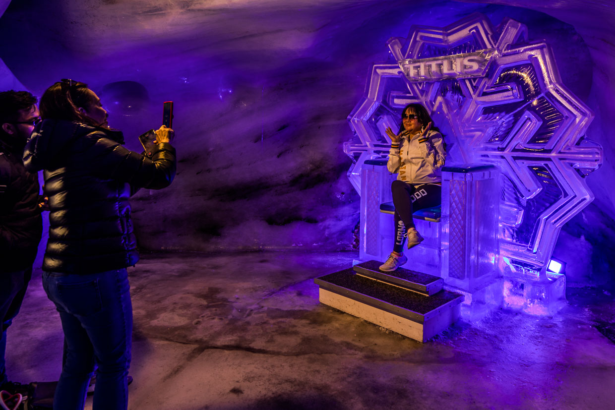 Die Gletschergrotte Titlis ist eine Touristenattraktion auf über 3000 Metern Höhe direkt an der Gipfelstation Titlis Seilbahn. Die Grotte besteht aus einem etwa 150 Meter langen, künstlich angelegten Gang, der rund 20 Meter tief unter die Oberfläche des Gletschers führt. Im Tunnel gibt es Fotospots wie ein Thron aus ewigem Eis / © Foto: Georg Berg