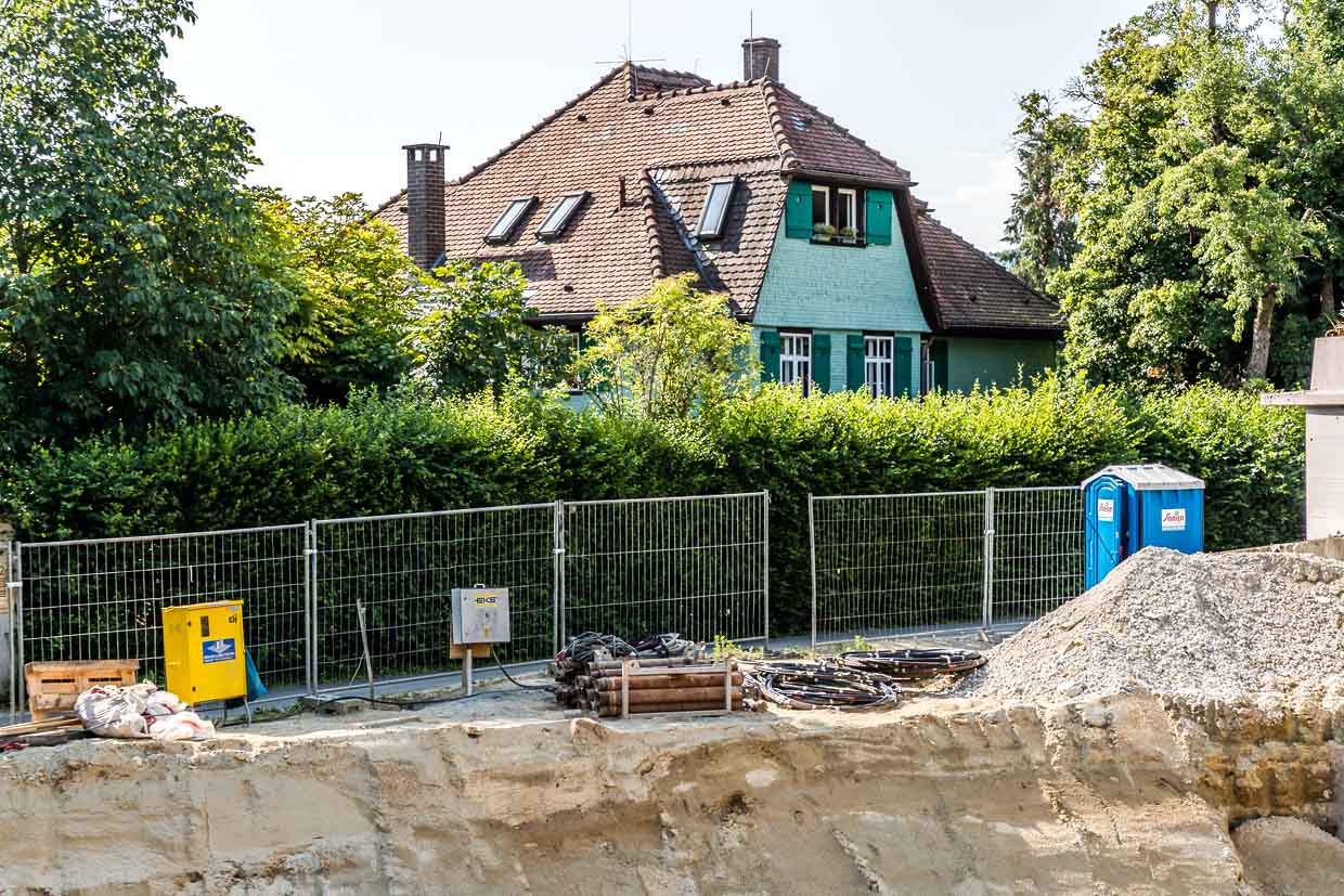 Das Mia-und-Hermann-Hesse-Haus wird von einer großen Baustelle oberhalb des Hangs bedrängt. Hermann Hesse lobte einst die Lage seines Grundstücks mit den Worten „Die Lage ist sehr schön, Quellwasser ganz nah, das ganze drei Minuten zum Dorf mit weiter Aussicht nach zwei Seiten“. Es sieht so aus, als grabe der mehrgeschossige Neubau dem historischen Garten das Wasser ab, denn der Neubau geht auch mehrere Stockwerke in die Tiefe und unterbricht alte Wasseradern, die die alten Bäume unterhalb des Hangs mit Wasser versorgten / © Foto: Georg Berg