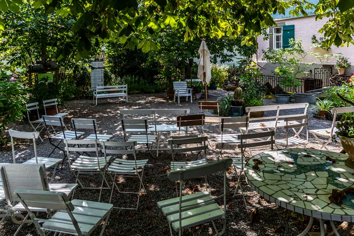 Der historische Garten des Hesse-Hauses in Gaienhofen ist der einzige Garten, den Hermann Hesse selbst entworfen, angelegt und über Jahre mit großer Hingabe gepflegt hat. Der Garten verbindet Elemente eines bäuerlichen Selbstversorgergartens mit Zier- und Blumenbereichen und gilt als wichtiges Zeugnis der Lebensreform- und Gartenkultur um 1900. Eva Eberwein hält regelmäßig Vorträge und organisiert Kulturveranstaltungen. Ihr Engagement wird als „freiwillige Kulturarbeit“ beschrieben, da sie Haus und Garten als privates Kulturerbe sichern und für die Öffentlichkeit zugänglich machen / © Foto: Georg Berg