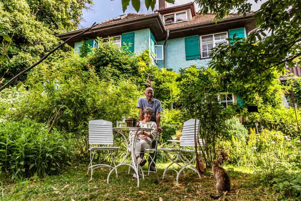 Eva Eberwein und ihr Mann Bernd Eberwein im Garten ihres Hauses, das sie 2003 gekauft haben. Nach einer Komplettsanierung wurden Haus und Garten 2004 als Kulturdenkmal von besonderer Bedeutung in das Denkmalbuch von Baden-Württemberg eingetragen. 2019 entschied Eva Eberwein dem Haus den Namen Mia-und-Hermann-Hesse-Haus zu geben. Vorher war es nur als Hesse-Haus gekannt und berücksichtigte nicht die Erinnerung an Mia Hesse / © Foto: Georg Berg