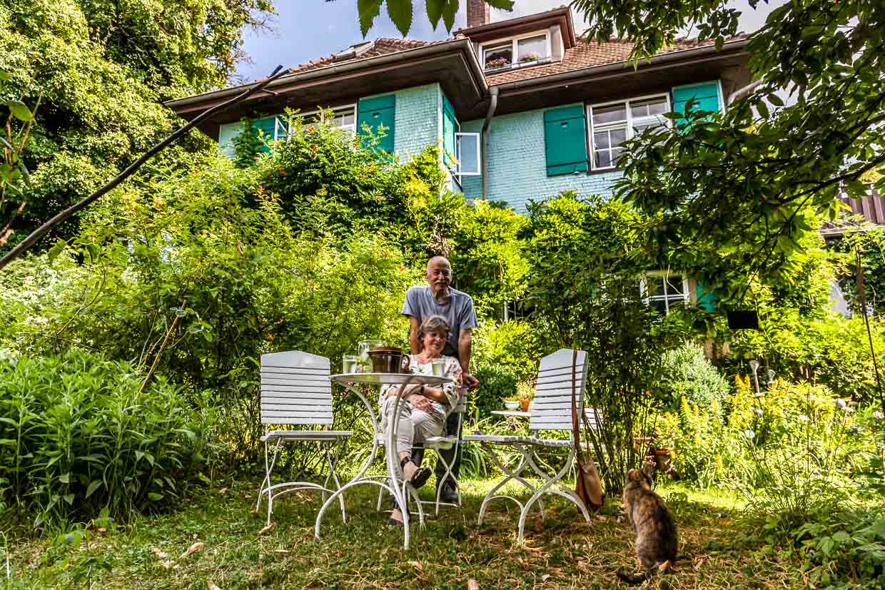 Eva Eberwein und ihr Mann Bernd Eberwein im Garten ihres Hauses, das sie 2003 gekauft haben. Nach einer Komplettsanierung wurden Haus und Garten 2004 als Kulturdenkmal von besonderer Bedeutung in das Denkmalbuch von Baden-Württemberg eingetragen. 2019 entschied Eva Eberwein dem Haus den Namen Mia-und-Hermann-Hesse-Haus zu geben. Vorher war es nur als Hesse-Haus gekannt und berücksichtigte nicht die Erinnerung an Mia Hesse / © Foto: Georg Berg