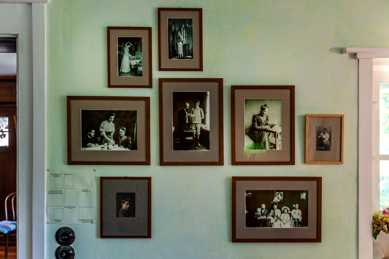 Fotowand mit Schwarzweiss-Fotografien von Mia Hesse und Hermann Hesse in ihrem Haus in Gaienhofen. Das Wohnhaus im Schweizer Landhausstil von 1907 kann im Rahmen einer  Führung mit Eva Eberwein besichtigt werden / © Foto: Georg Berg