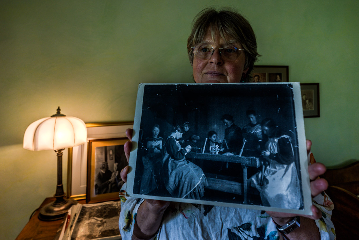 Eva Eberwein, Miteigentümerin und Bewahrerin des Mia-und-Hermann-Hesse-Hauses in Gaienhofen zeigt eine Fotografie von Mia Hesse, die eine ungestellte Szene von Schülerinnen in einer Mädchenschule zeigt / © Foto: Georg Berg