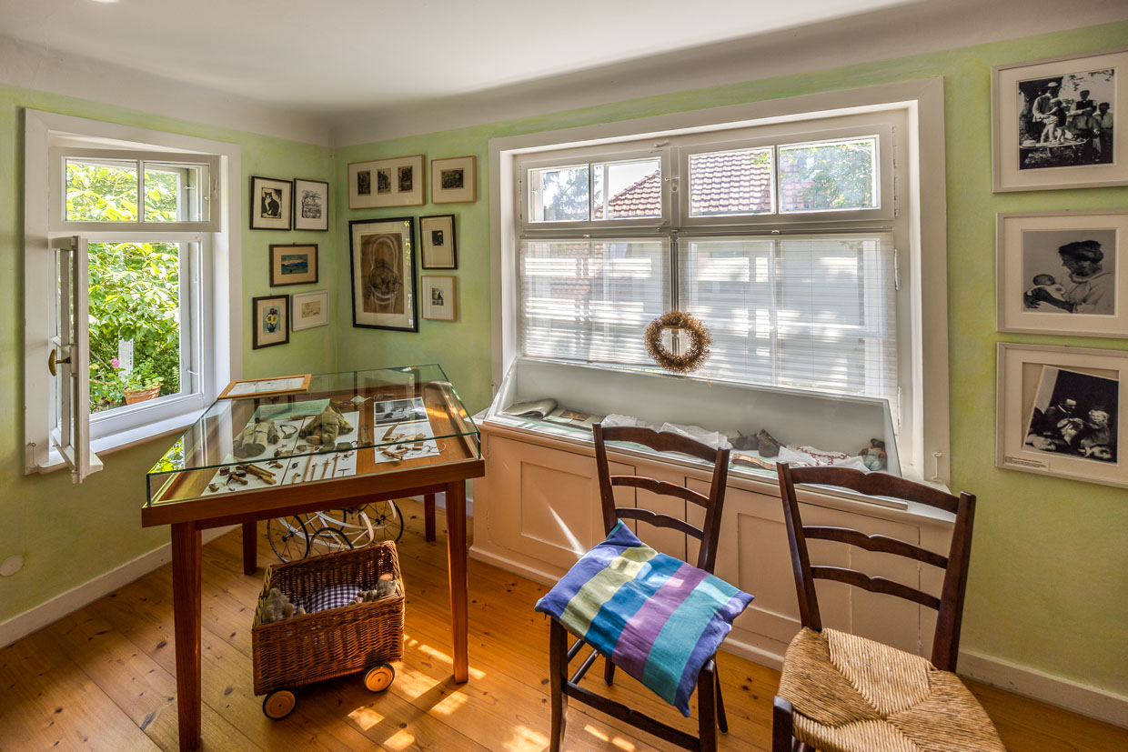 Erdgeschoss im Mia- und-Hermann-Hesse-Haus in Gaienhofen. In der Ausstellung befinden sich persönliche Gegenstände sowie Fotos der Fotografin Mia Hesse / © Foto: Georg Berg