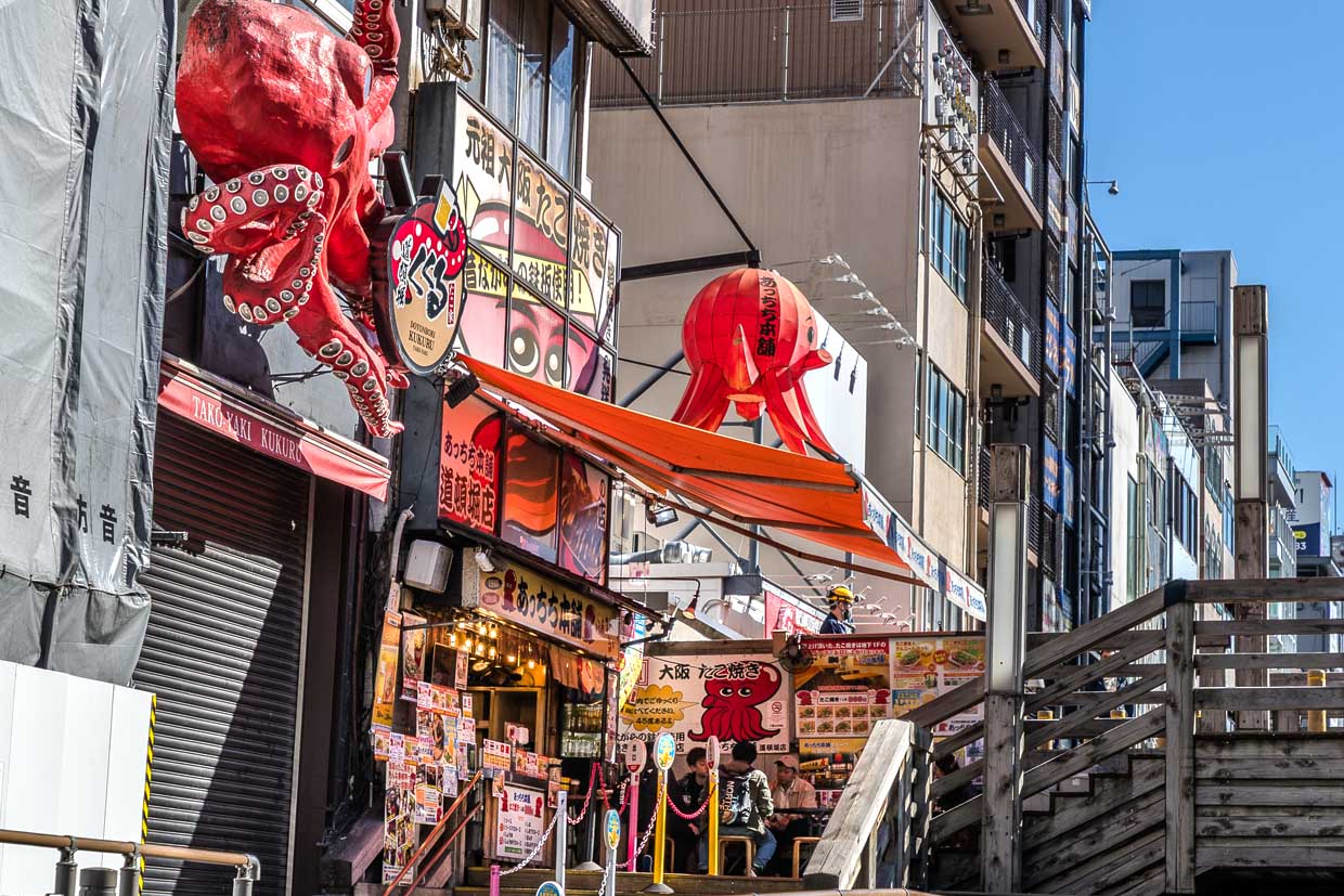 Takoyaki Restaurant in Osaka mit großer roter Oktopus-Dekoration am Eingang / © Foto: Georg Berg
