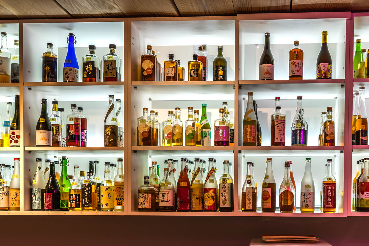 Tanabe Tourist Organisation hat die Umeshu-Bar eingerichtet, um die Vielfalt an Pflaumenlikören Touristen über Tastings und Workshops nahezubringen / © Foto: Georg Berg