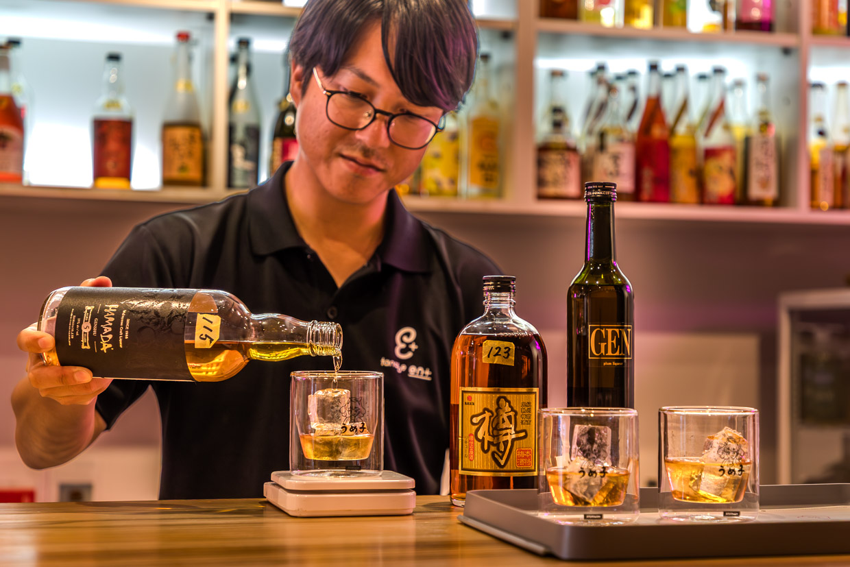Mitarbeiter in der Umeshu-Bar in Tanabe bereitet Gläser für ein Tasting vor. Die Bar bietet 140 Pflaumenliköre von 30 verschiedenen Produzenten aus Wakayama an / © Foto: Georg Berg