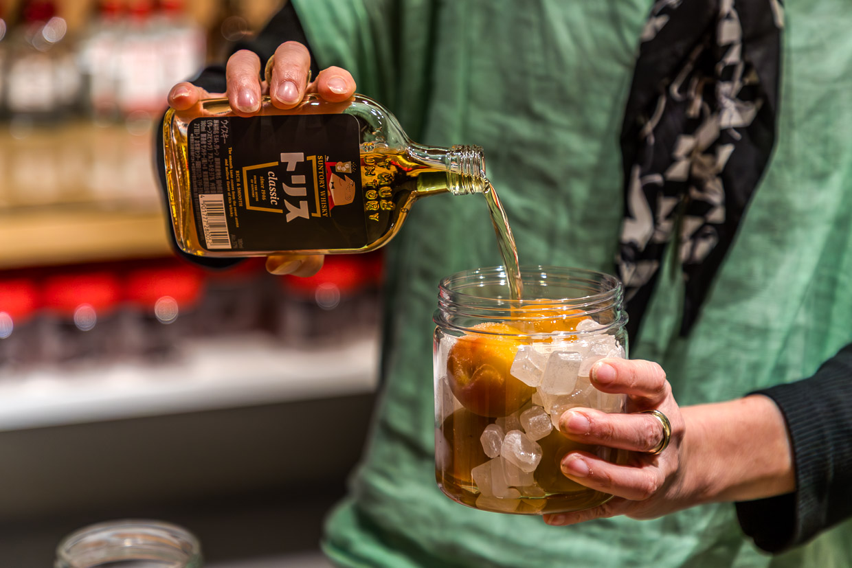 Umeshu-Workshop in Tanabe. Ansetzen von reifen Pflaumen, Kandiszucker und Whisky / © Foto: Georg Berg