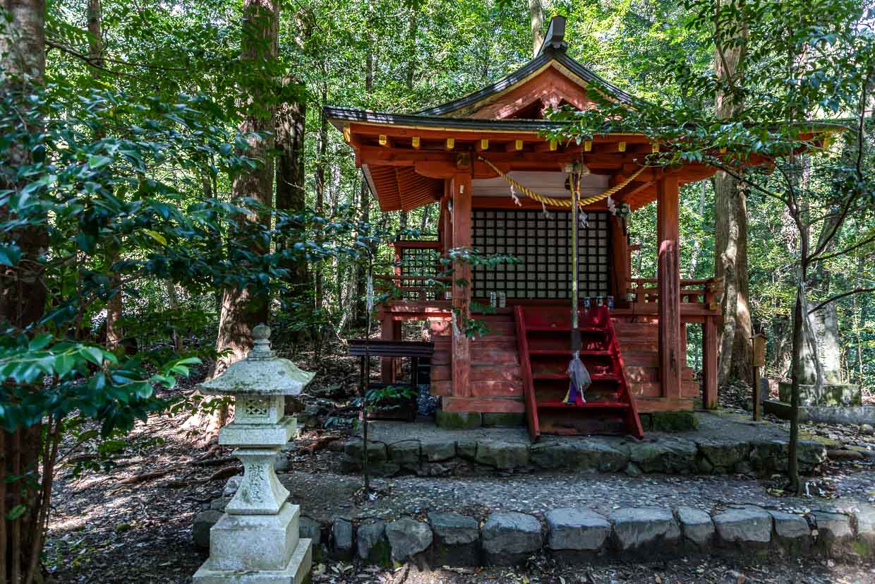 Hosshinmon-oji ist einer der wichtigsten Orte auf dem Kumano Kodo-Pilgerweg und markiert den äußersten Eingang zum heiligen Bezirk des großen Schreins Kumano Hongu Taisha. Historisch gesehen gab es entlang des Kumano Kodo viele Tore, die als physische Markierungen für religiöse Ritualphasen dienten. Hosshinmon-oji ist eines dieser wichtigen spirituellen Wahrzeichen / © Foto: Georg Berg