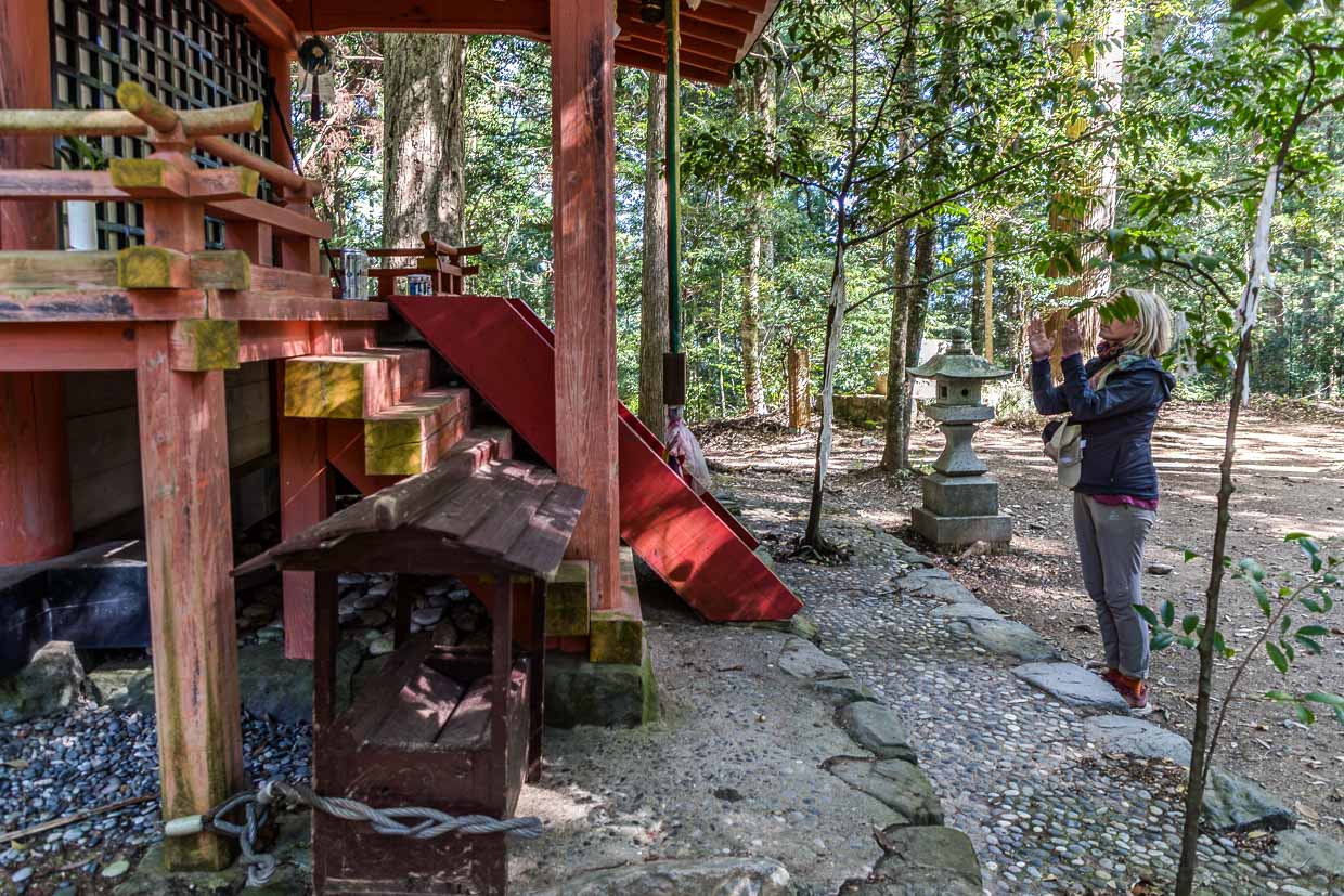 Pilgerin am Hosshinmon-oji. Es ist das äußerstes Tor mit einem Schrein zum Heiligtum und der spirituelle Einstieg auf der Etappe mit dem Ziel Kumano Hongu Taisha grand Shrine und Teil der Nakahechi-Route / © Foto: Georg Berg
