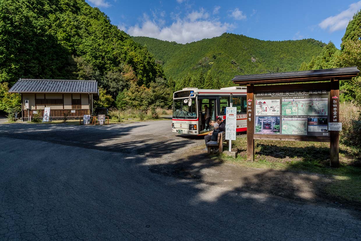 Bushaltestelle nahe des  Hosshinmon-oji. Pilger nehmen den Bus ab Tanabe und starten hier die sieben Kilometer lange Wanderung zum Kumano Hongu Taisha Grand Shrine / © Foto: Georg Berg