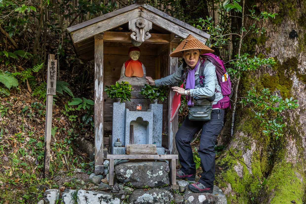 Jizō ist der Bodhisattva der Erde, Beschützer von Reisenden, Kindern und Seelen Verstorbener. Für Pilger symbolisieren sie Sicherheit auf dem Weg, Mut gegen Müdigkeit und Abwehr böser Geister – rote Stoffe wehren Dämonen ab. Einheimische suche die Jizo-Figurgen bis heute auf und bitten um Schutz / © Foto: Georg Berg