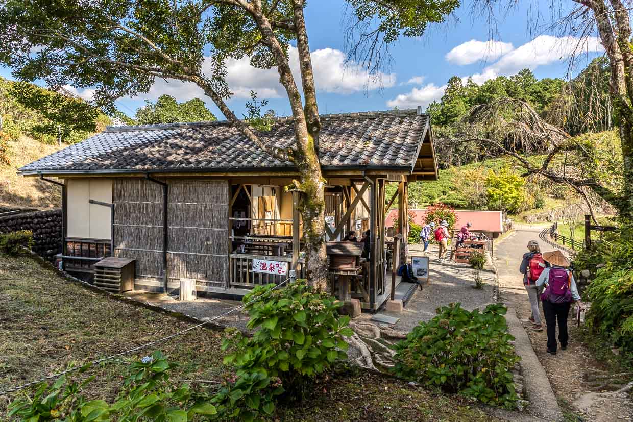 Rastort Takahara Cafe bei Fushiogami-oji auf dem Kumano Kodo. Hier werden Kaffee und Tee mit heißem Quellwasser aus dem Yunomine Onsen zubereitet / © Foto: Georg Berg