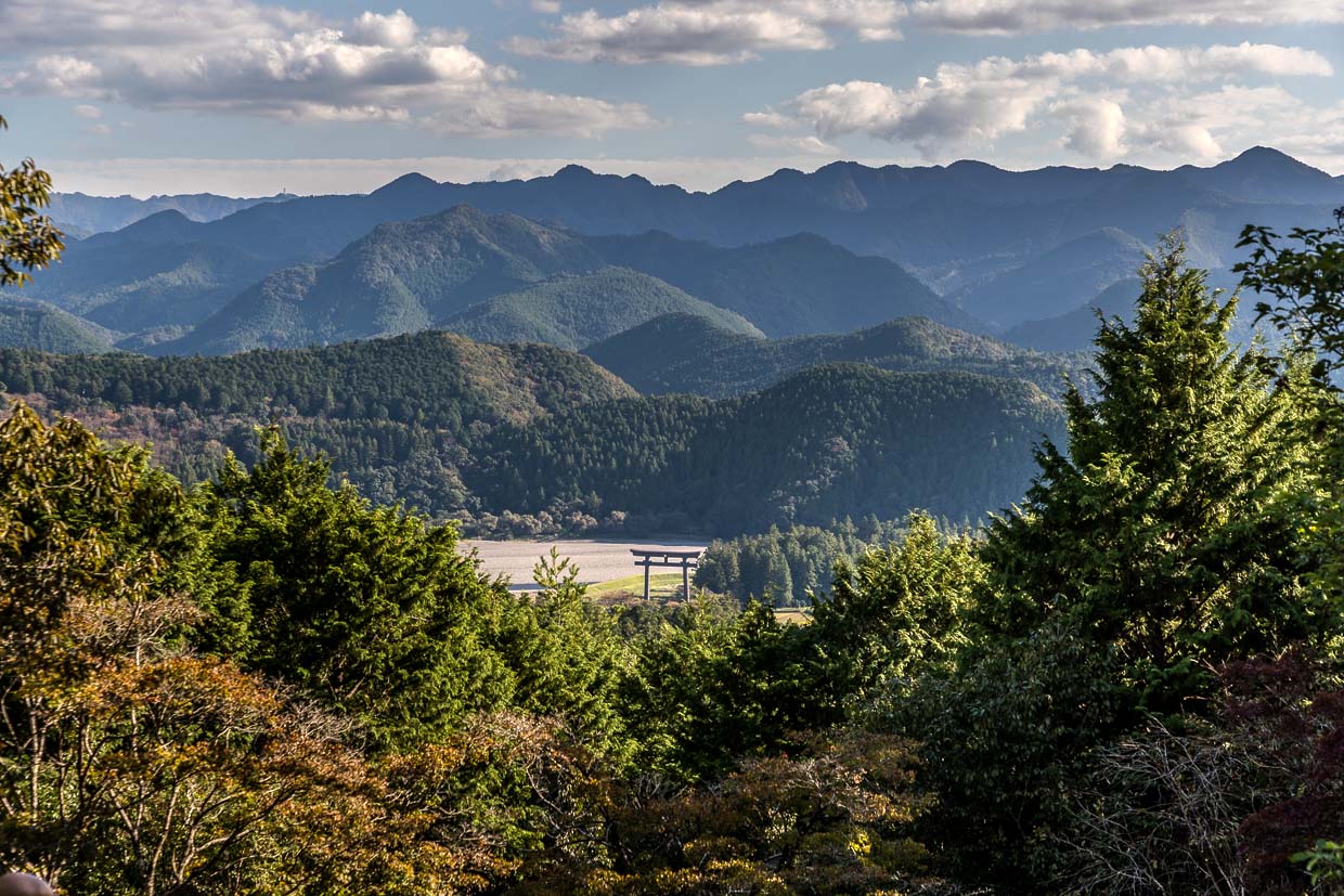 Blick auf das Oyunohara Great Torii (erbaut 2.000). Es markiert den alten Standort – dieses größte Torii Japans aus Stahl. Der Schrein stand ursprünglich auf einer Sandbank am Zusammenfluss der Flüsse Kumanogawa und Otonashi-gawa. Eine Flut zerstörte fast alle Gebäude; die Überreste wurden 1891 auf den Hügel verlegt und wiederaufgebaut / © Foto: Georg Berg