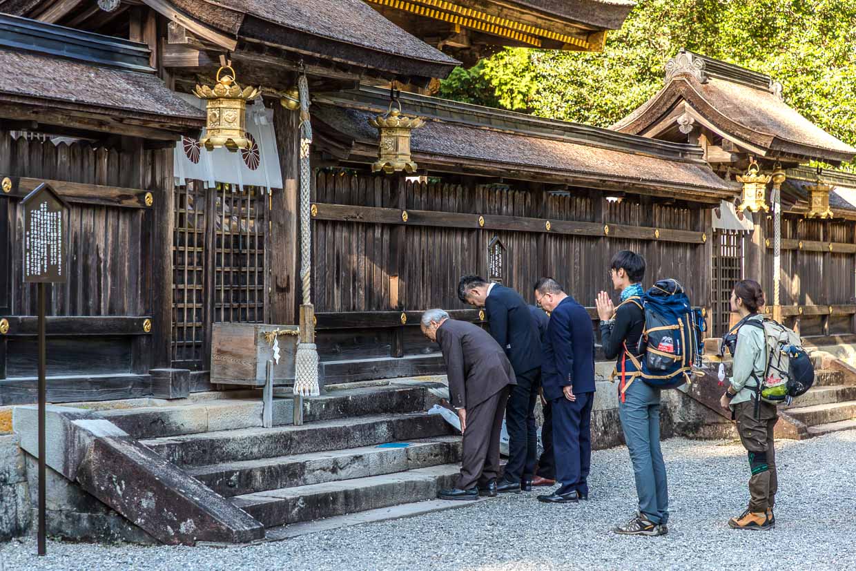 Geschäftsleute beten in Gruppen an Schreinen, um Erfolg, Wohlstand und Schutz für ihre Unternehmen zu erbitten – oft zu Jahresbeginn (Hatsumōde) oder vor wichtigen Projekten, da Shintō-Gottheiten wie Ebisu (Gott des Handels) speziell für geschäftlichen Erfolg verehrt werden / © Foto: Georg Berg