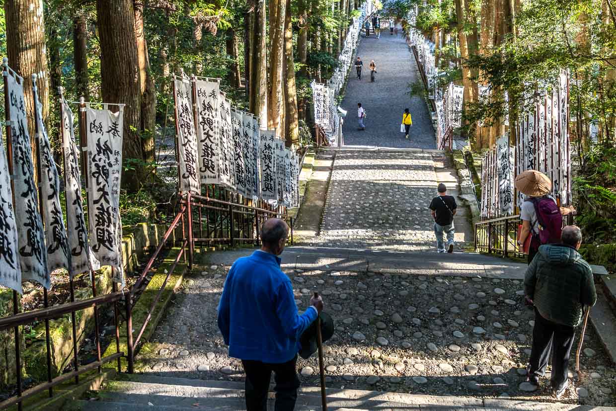 Oyunohara-Zugang ist der Hauptpilgerpfad zum Schreingelände, der vom alten Flussbett zum Hongu Taisha hinaufführt / © Foto: Georg Berg