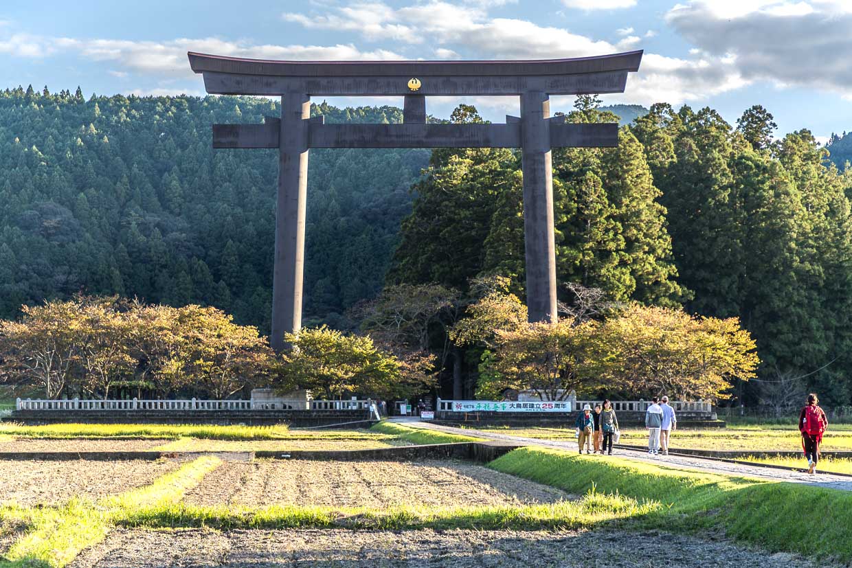 Oyunohara Great Torii (erbaut 2000). Es markiert den alten Standort – dieses größte Torii Japans aus Stahl. Der Schrein stand ursprünglich auf einer Sandbank am Zusammenfluss der Flüsse Kumanogawa und Otonashi-gawa. Die Flut zerstörte fast alle Gebäude; die Überreste wurden 1891 auf den Hügel verlegt und wiederaufgebaut / © Foto: Georg Berg