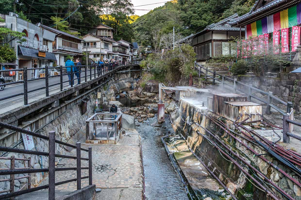 Yuzutsu (öffentliche Kochstelle)mitten im Ort Yunomine Onsen gibt es ein öffentliches, heißes Quellbecken bzw. eine Kochstelle, in der man Eier und Gemüse garen kann / © Foto: Georg Berg