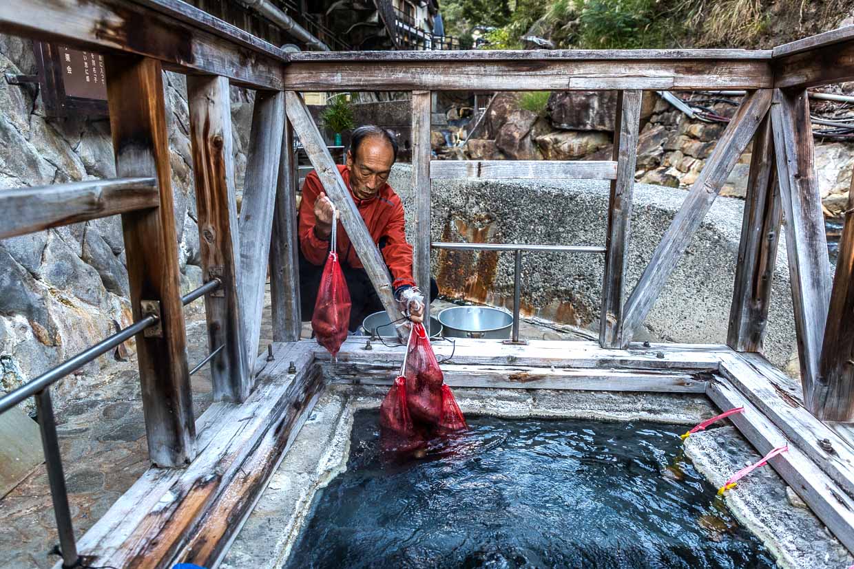 Yuzutsu (öffentliche Kochstelle)mitten im Ort Yunomine Onsen gibt es ein öffentliches, heißes Quellbecken bzw. eine Kochstelle, in der man Eier und Gemüse garen kann. Die Thermalquellen wurden vor über 1.800 Jahren entdeckt / © Foto: Georg Berg