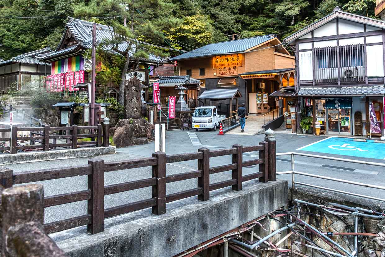 Bewohner können sich an der Quelle Wasser in Kanister abfüllen lassen. Viele Haushalte haben einen direkten Wasseranschluss und bekommen das als heilend geltende Wasser direkt ins Haus: zum Baden, Kochen und für Teezubereitungen / © Foto: Georg Berg