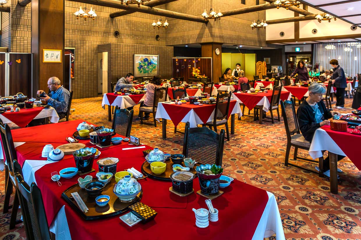 Speisesaal im Watarase Onsen Hotel Sasayuri iim Hongu Tal. Ein Hotel das gerne von japanischen Reisegruppen und Familien gebucht wird / © Foto: Georg Berg