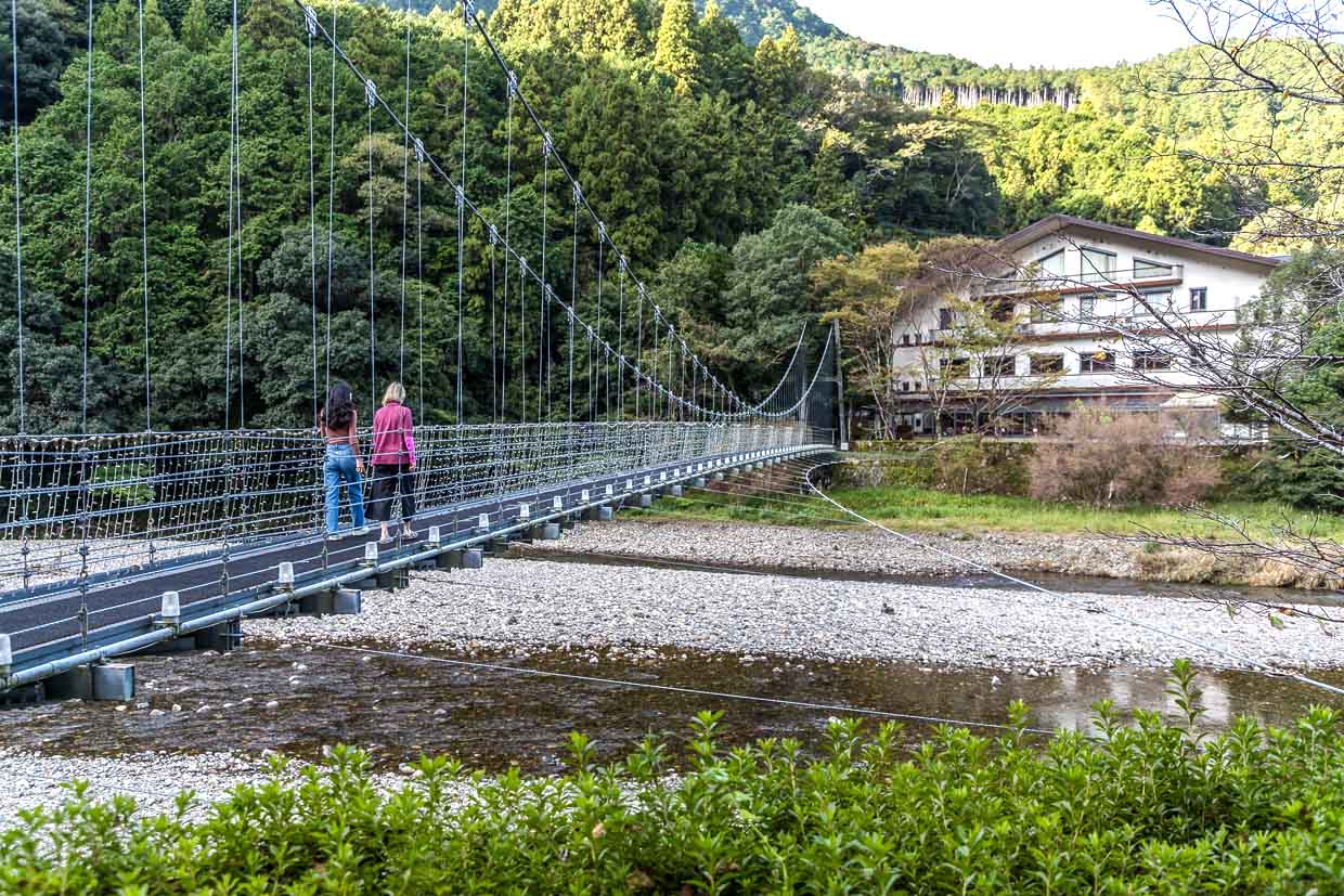 Hängebrücke verbindet mehrere Häuser und Onsenbäder im Watarase Onsen Hotel Sasayuri im Hongu Tal / © Foto: Georg Berg