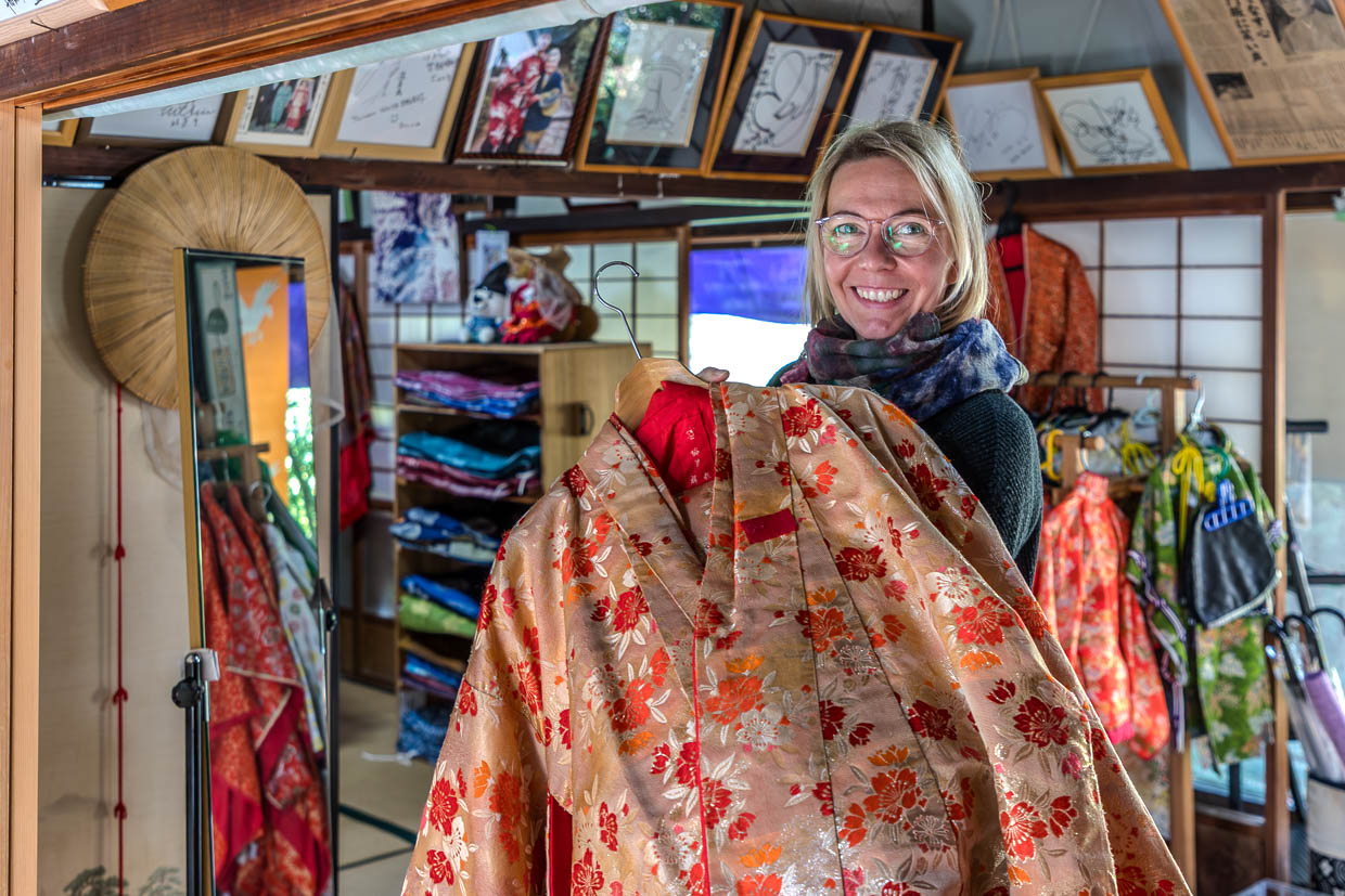 Für das Kimono Erlebnis auf dem Pilgerweg Kumano Kodo wählt man aus vielen verschiedenen Mustern und Farben seinen Lieblings-Kimono aus / © Foto: Georg Berg