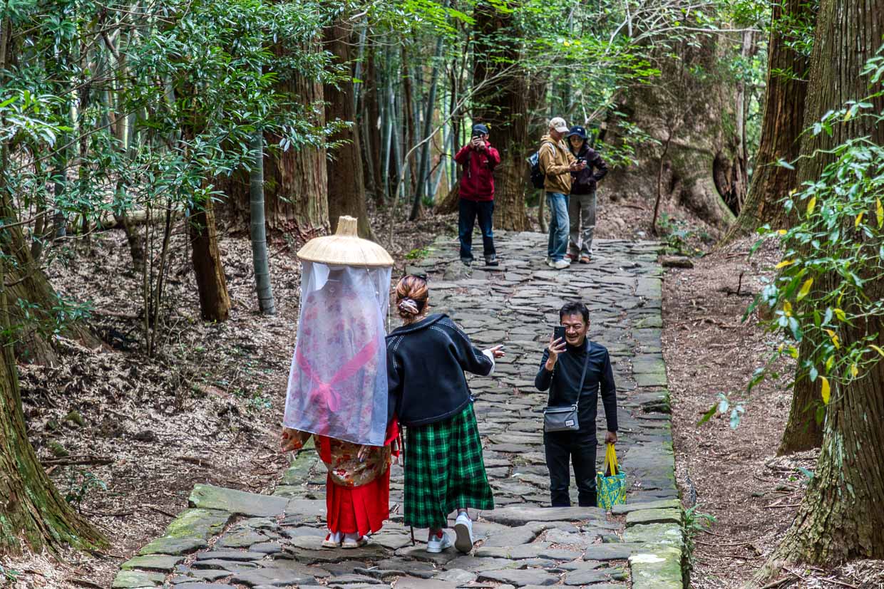 Eingekleidet in einen Kimono wie in der Heian Periode werden Touristen zur Attraktion für andere Touristen, hier auf dem Daimon-zaka nahe Kumano Nachi Taisha / © Foto: Georg Berg