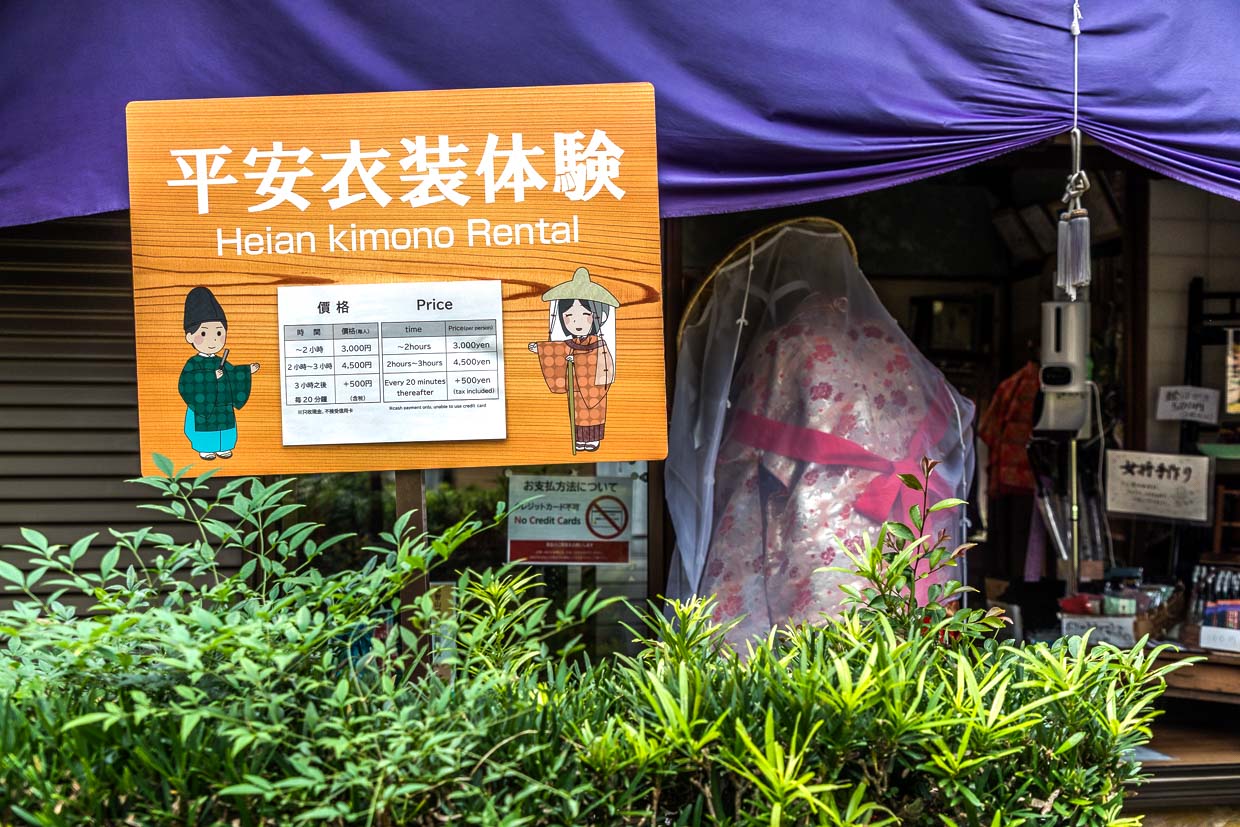 Heian Kimono Rental. Touristen können sich in einen Kimono einkleiden lassen und damit den Pilgerweg Kumano Kodo auf dem Abschnitt Daimon-zaka hoch zum Nachi Taisha Schrein laufen / © Foto: Georg Berg