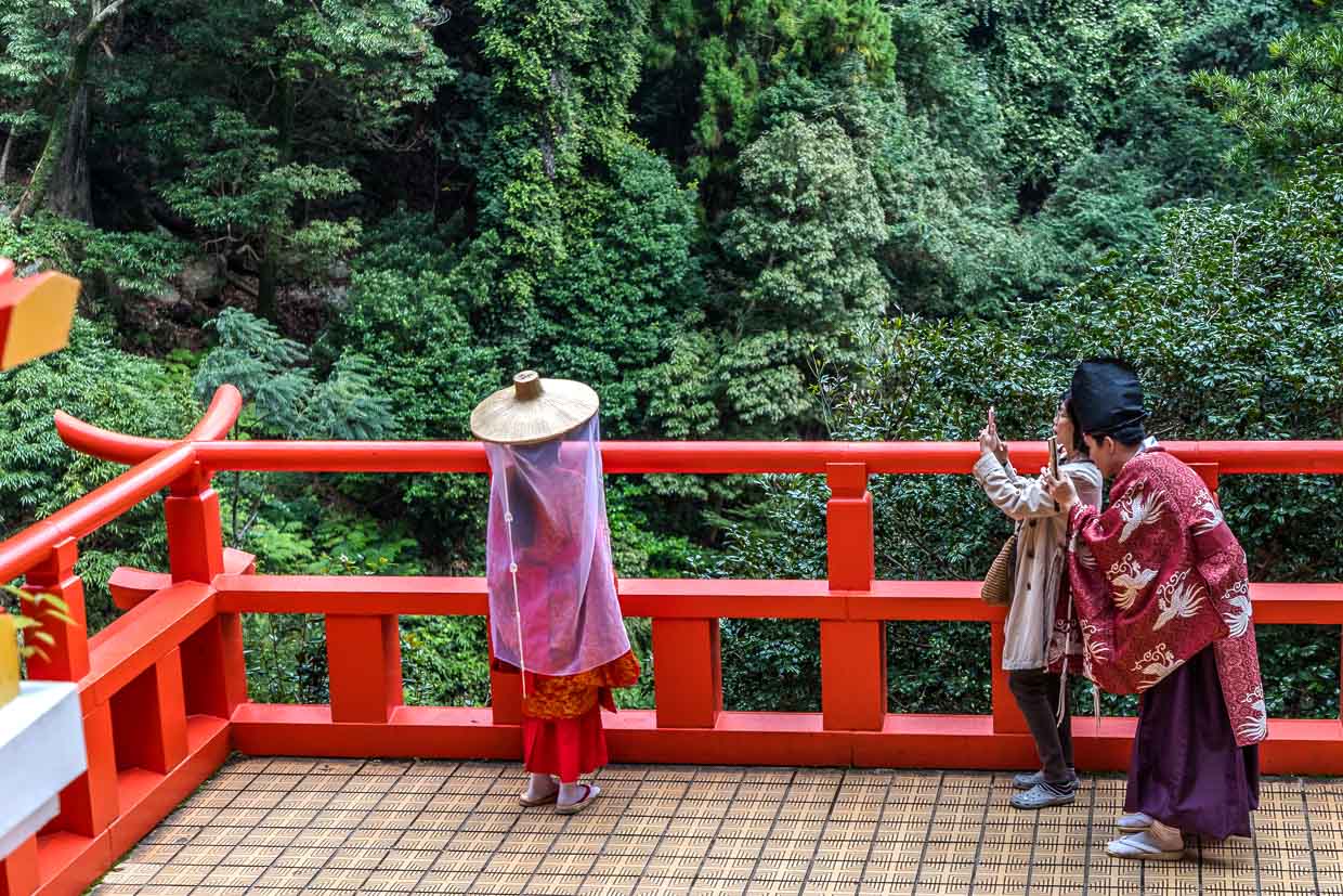 Ein Paar bei einem privaten Fotoshooting am Nachi Wasserfall in Heian Kimonos, Kumano Nachi Taisha / © Foto: Georg Berg