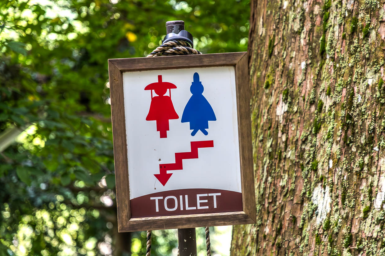Hinweisschild für die Toiletten am Nachi Wasserfall mit Heian Stil Figuren / © Foto: Georg Berg