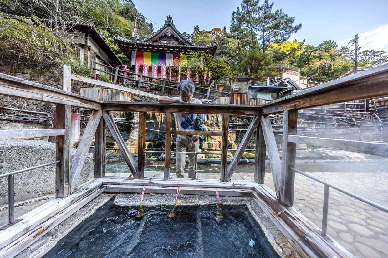 Die Menschen in Yunomine Onsen nutzen die Thermalquellen zum Kochen bereits seit mindestens der Edo-Zeit (1603 bis 1868). Heute können Touristen Eier und Gemüse in einem Netz kaufen, um sie im 90 °C heißen Wasser zu garen / © Foto: Georg Berg