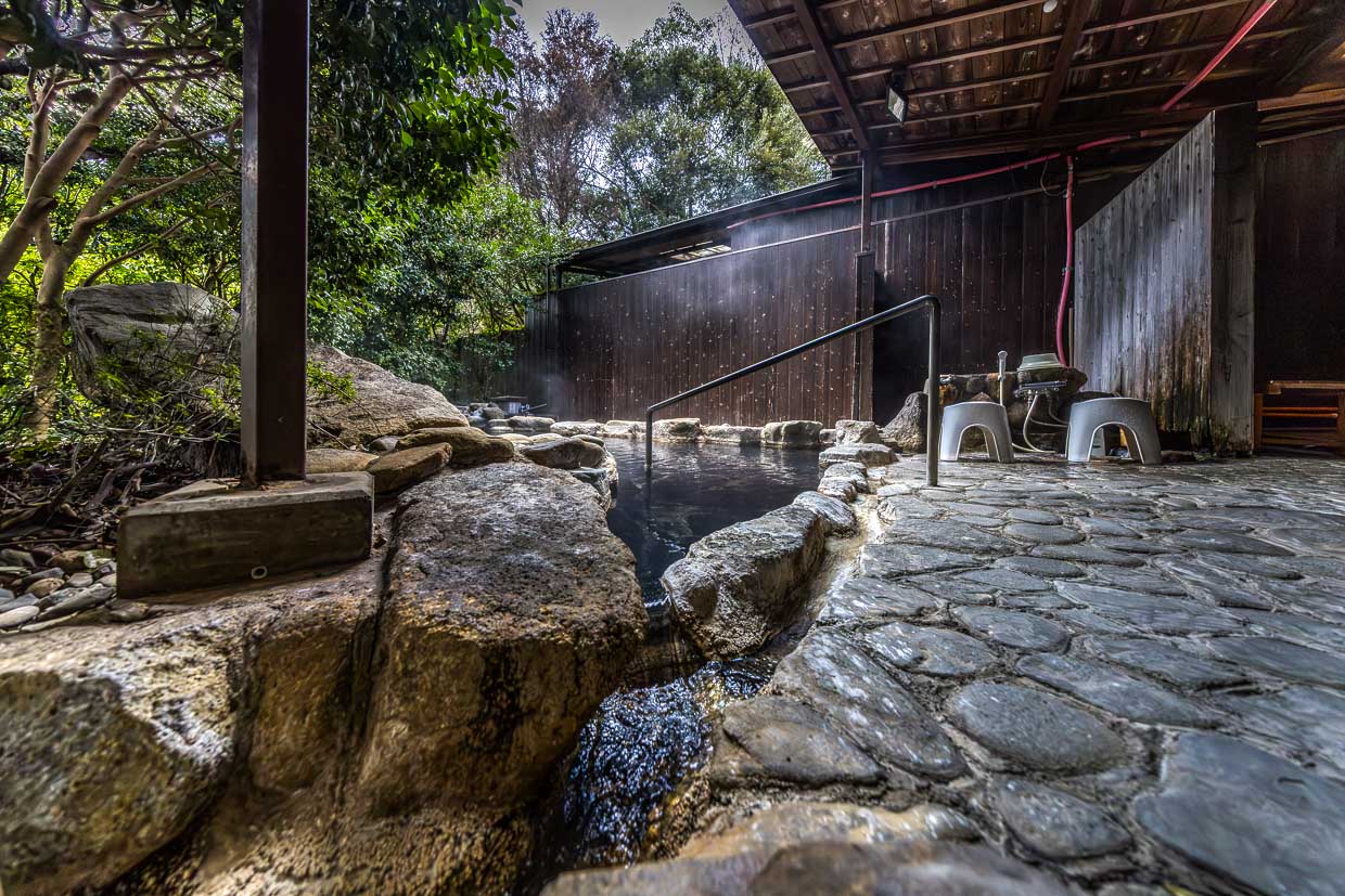 Onsen Bad im Watarase Onsen Hotel Sasayuri im Hongu Tal. Hotelgäste können die Bäder privat buchen / © Foto: Georg Berg
