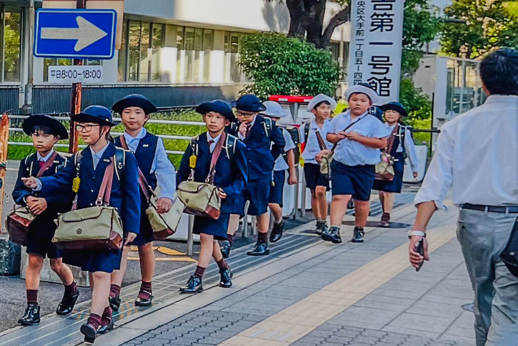 Japanische Mittelstufenschüler in Uniform und noch ohne individuelle Accessoires an der Kleidung / © Foto: Angela Berg