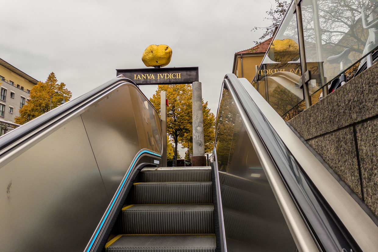 Die Rolltreppe führt zur Kunstinstallation Ianva Ivdicii an der Venloer Straße in Cologne, Germany