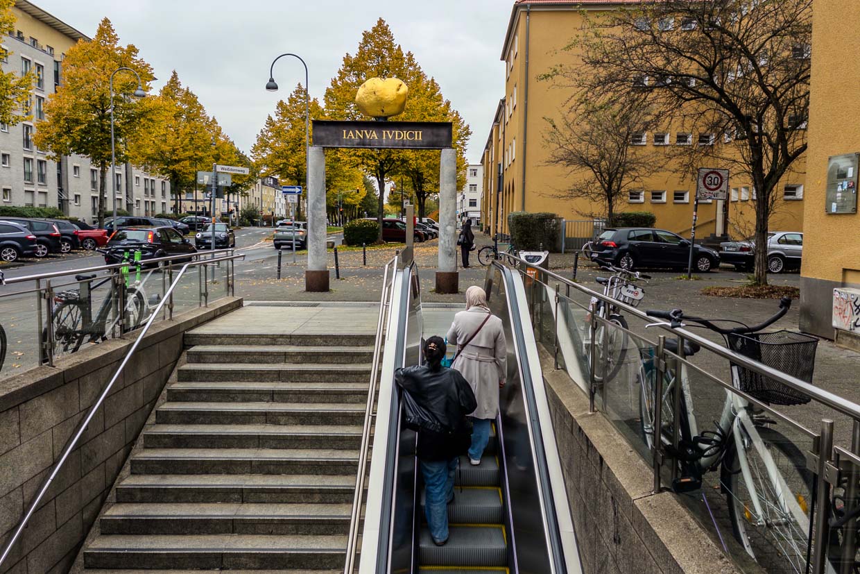 Zwei Personen nutzen die Rolltreppe vor dem Ianva Ivdicii Denkmal an der Venloer Straße in Cologne, Germany