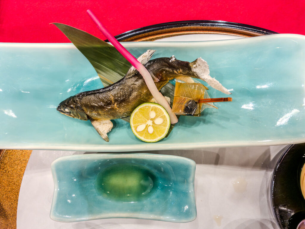 Gegrillter Fisch mit Zitrone und Ingwer in einem Onsenhotel im Hongu-Tal / © Foto: Georg Berg